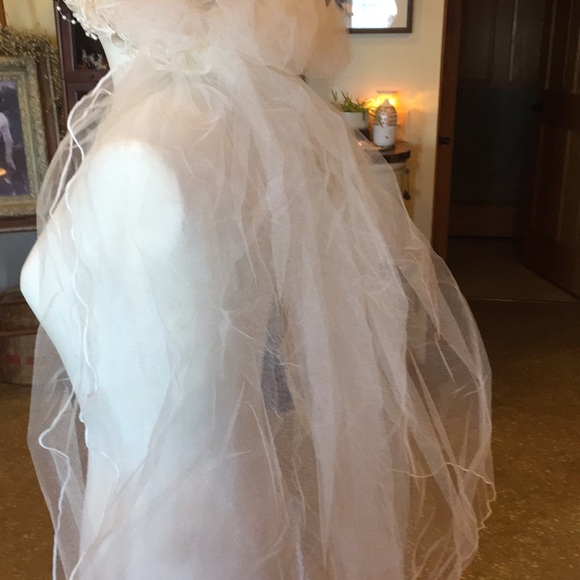 Candlelight Tulle Dual Layer Fingertip Length Wedding Veil - Picture 6 of 8
